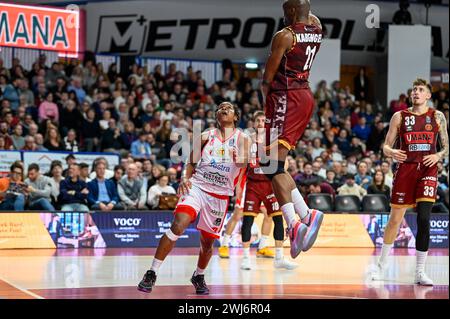 Venedig, Italien. Februar 2024. Estra Pistoia â&#x80;&#x99;s Charlie Moore während Umana Reyer Venezia vs Estra Pistoia, Italian Basketball Series A Match in Venedig, Italien, 11. Februar 2024 Credit: Independent Photo Agency/Alamy Live News Stockfoto