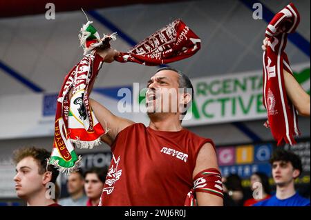 Venedig, Italien. Februar 2024. Umana Reyer Venezia Fans beim Spiel Umana Reyer Venezia vs Estra Pistoia, Italian Basketball Series A in Venice, Italien, 11. Februar 2024 Credit: Independent Photo Agency/Alamy Live News Stockfoto