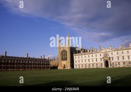 Großbritannien, Cambridgeshire, Cambridge, die Kings College-Kapelle von der anderen Seite der Wiesen aus gesehen, wurde dieses Gebäude 1446 begonnen und 70 Jahre später fertiggestellt. Stockfoto