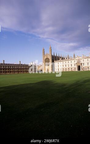 Großbritannien, Cambridgeshire, Cambridge, die Kings College-Kapelle von der anderen Seite der Wiesen aus gesehen, wurde dieses Gebäude 1446 begonnen und 70 Jahre später fertiggestellt. Stockfoto