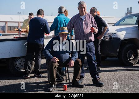 Tarragona, Tarragona, Spanien. Februar 2024. Hunderte katalanischer Bauern blockieren den Hafen von Tarragona an einem neuen Tag der Proteste in Katalonien. Landwirte, die auch in anderen Schlüsselbereichen wie Mercabarna Maßnahmen ergriffen haben, fordern weniger Bürokratie, ein Ende des unlauteren Wettbewerbs aus Ländern außerhalb der EU und ein Gleichgewicht zwischen Agrarpolitik und Wirtschaft. (Kreditbild: © Marc Asensio Clupes/ZUMA Press Wire) NUR REDAKTIONELLE VERWENDUNG! Nicht für kommerzielle ZWECKE! Stockfoto