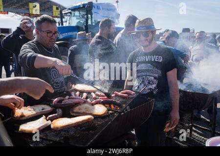 Tarragona, Tarragona, Spanien. Februar 2024. Hunderte katalanischer Bauern blockieren den Hafen von Tarragona an einem neuen Tag der Proteste in Katalonien. Landwirte, die auch in anderen Schlüsselbereichen wie Mercabarna Maßnahmen ergriffen haben, fordern weniger Bürokratie, ein Ende des unlauteren Wettbewerbs aus Ländern außerhalb der EU und ein Gleichgewicht zwischen Agrarpolitik und Wirtschaft. (Kreditbild: © Marc Asensio Clupes/ZUMA Press Wire) NUR REDAKTIONELLE VERWENDUNG! Nicht für kommerzielle ZWECKE! Stockfoto