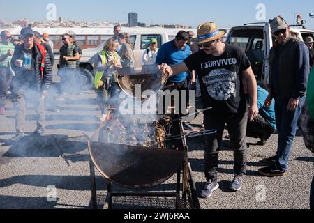 Tarragona, Tarragona, Spanien. Februar 2024. Hunderte katalanischer Bauern blockieren den Hafen von Tarragona an einem neuen Tag der Proteste in Katalonien. Landwirte, die auch in anderen Schlüsselbereichen wie Mercabarna Maßnahmen ergriffen haben, fordern weniger Bürokratie, ein Ende des unlauteren Wettbewerbs aus Ländern außerhalb der EU und ein Gleichgewicht zwischen Agrarpolitik und Wirtschaft. (Kreditbild: © Marc Asensio Clupes/ZUMA Press Wire) NUR REDAKTIONELLE VERWENDUNG! Nicht für kommerzielle ZWECKE! Stockfoto