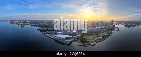 Die Skyline der Innenstadt von Norfolk, Virginia, USA, über dem Elizabeth River bei Sonnenaufgang. Stockfoto