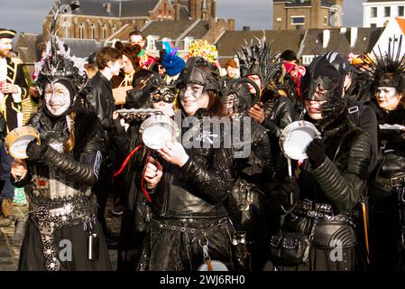 Maastricht, Niederlande. 11. Februar 2024. Die Samba-Band Segura aus Maastricht! Auftritt während der Karnevalsparade in Maastricht. Anna Carpendale/Alamy Live News Stockfoto