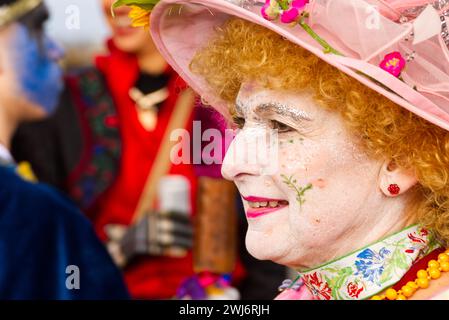 Maastricht, Niederlande. Februar 2024. Eine Frau in Gesichtsfarbe und Kostüm, die an der Parade in Maastricht am Karnevalssonntag teilnimmt. Anna Carpendale/Alamy Live News Stockfoto