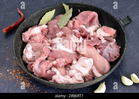 In einer Pfanne Schweinefleisch in Stücke geschnitten und zum Braten bereit. Stockfoto