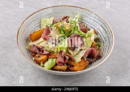 Salat mit Muscheln, süßen Paprika und Gurken auf einem Steinhintergrund, Foto von Studioessen Stockfoto