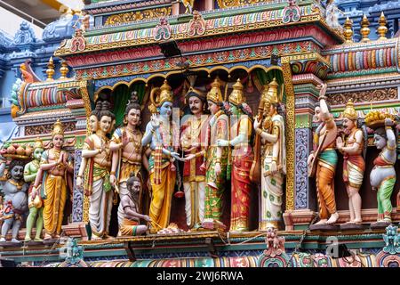 Farbenfrohe Statuen religiöser Hindugottheiten im Sri Krishnan Tempel, einem wunderschönen Hindutempel in der Waterloo Street, Singapur Stockfoto