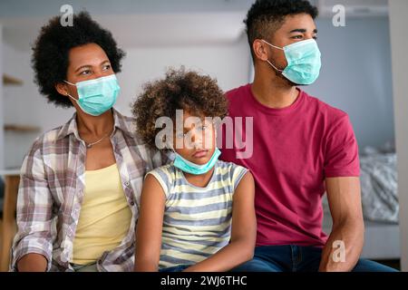 Familie trägt Gesichtsmasken während Coronavirus und Grippe Ausbruch. Virus- und Krankheitsschutz, COVID Stockfoto