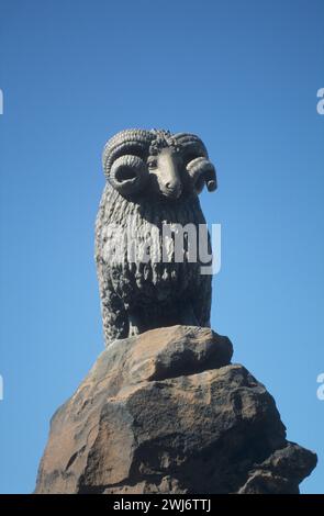 Großbritannien, Schottland, Moffat, die Moffat RAM Statue für Schafe, Moffat war berühmt für seine Wolle. Der Colvin-Brunnen mit dem berühmten Moffat RAM oben. Stockfoto