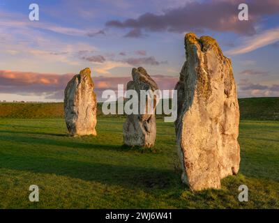 Montag, 12. Februar 2024 - Ein wunderschöner Himmel am Ende des Tages über dem alten megalithischen Steinkreis in Avebury, Wiltshire. Stockfoto