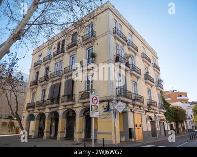 Ibiza, Spanien: 12. Februar 2024: Altes gelbes Gebäude in Dalt Vila, Ibiza-Stadt Stockfoto