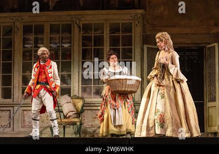 l-r: Innocent Masuku (Graf Almaviva), Lesley Garrett (Berta), Anna Devin (Rosina) im BARBIER VON SEVILLA an der English National Opera (ENO), London Coliseum, London WC2 12/02/2024 Musik: Gioachino Rossini Libretto: Cesare Sterbini Dirigent: Roderick Cox Design: Tanya McCallin Originalbeleuchtung: Tom Mannings Originalregisseur: Jonathan Miller Stockfoto