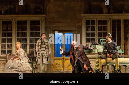 l-r: Anna Devin (Rosina), Charles Rice (Figaro), Alastair Miles (Don Basilio), Innocent Masuku (Graf Almaviva) im BARBIER VON SEVILLA an der English National Opera (ENO), London Coliseum, London WC2 12/02/2024 Musik: Gioachino Rossini Libretto: Cesare Sterbini Dirigent: Roderick Cox Design: Tanya McCallin Original Beleuchtung: Tom Manners Stockfoto