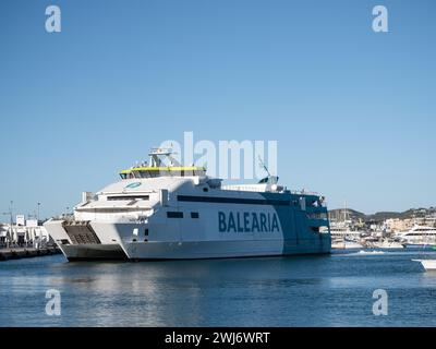 Ibiza, Spanien: 12. Februar 2024: Balearia Fähre im Hafen von Ibiza Stockfoto