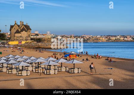 Stadt Cascais in Portugal, Menschen am Praia da Ribeira de Cascais, Strand Praia da Duquesa und Palmela Palace am Atlantik, Skyline von Estoril bei t Stockfoto