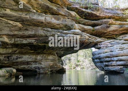 Natural Bridge over Lake im Pickett CCC Memorial State Park, TN Stockfoto