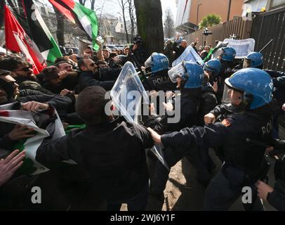 Neapel, Italien. Februar 2024. Momente starker Spannungen vor dem RAI-Hauptquartier in Neapel, in Viale Marconi, für eine Demonstration, die nach der Kontroverse nach Ghalis Auftritt in Sanremo organisiert wurde. Einige Demonstranten wollten ein Banner anbringen, aber der Versuch wurde von der Polizei blockiert. Es gab Stöße und Knüppel. Die Demonstration wurde von Potere al Popolo, Network for Free Palestine und den Arbeitslosen mit dem ehemaligen Bürgermeister von Neapel, Luigi de Magistris, nach der Kontroverse um Ghalis Auftritt in Sanremo organisiert. Quelle: Unabhängige Fotoagentur/Alamy Live News Stockfoto