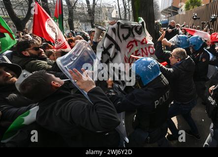 Neapel, Italien. Februar 2024. Momente starker Spannungen vor dem RAI-Hauptquartier in Neapel, in Viale Marconi, für eine Demonstration, die nach der Kontroverse nach Ghalis Auftritt in Sanremo organisiert wurde. Einige Demonstranten wollten ein Banner anbringen, aber der Versuch wurde von der Polizei blockiert. Es gab Stöße und Knüppel. Die Demonstration wurde von Potere al Popolo, Network for Free Palestine und den Arbeitslosen mit dem ehemaligen Bürgermeister von Neapel, Luigi de Magistris, nach der Kontroverse um Ghalis Auftritt in Sanremo organisiert. Quelle: Unabhängige Fotoagentur/Alamy Live News Stockfoto