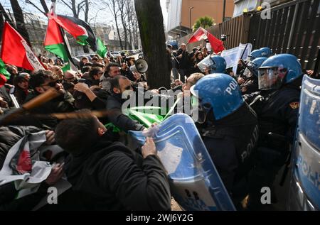 Neapel, Italien. Februar 2024. Momente starker Spannungen vor dem RAI-Hauptquartier in Neapel, in Viale Marconi, für eine Demonstration, die nach der Kontroverse nach Ghalis Auftritt in Sanremo organisiert wurde. Einige Demonstranten wollten ein Banner anbringen, aber der Versuch wurde von der Polizei blockiert. Es gab Stöße und Knüppel. Die Demonstration wurde von Potere al Popolo, Network for Free Palestine und den Arbeitslosen mit dem ehemaligen Bürgermeister von Neapel, Luigi de Magistris, nach der Kontroverse um Ghalis Auftritt in Sanremo organisiert. Quelle: Unabhängige Fotoagentur/Alamy Live News Stockfoto