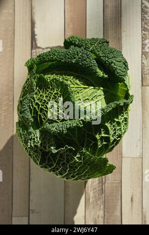 Nahaufnahme des grünen frischen Bio-savoyenkohls auf dem Tisch Stockfoto