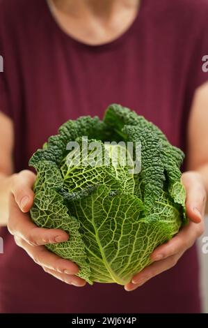 Frau mit grünem, frischem Bio-savoyenkraut Stockfoto