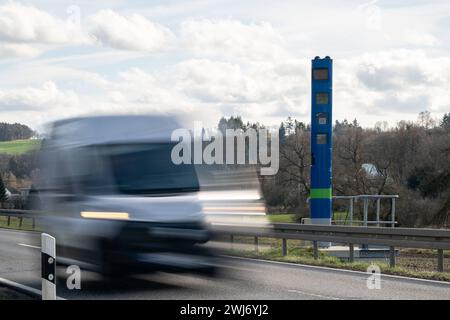 LKW-Mauterfassungsstelle auf Landstraße B8 bei Selters 13.02.24, Selters: Symbolfoto, Illustrationsbild, Symbolbild, Illustrationsfoto LKW-Mauterfassungsstelle auf Landstraße B8 bei Selters ein Bild zeigt eine blaue Stehle zur Erfassung der LKW-Maut auf der Landstraße B8 bei Selters. Autos fahren an der Mautstelle vorbei, die aufgrund Ihrer Erscheinung häufig mit einem festen Blitzer zur Geschwindigkeitsüberwachung verwechselt wird. Die Szene vermittelt einen Einblick in die alltägliche Verkehrssituation und die technischen Einrichtungen zur Mauterfassung auf deutschen Straßen Selters Hessen G Stockfoto