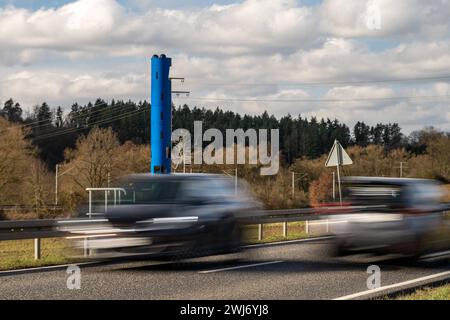 LKW-Mauterfassungsstelle auf Landstraße B8 bei Selters 13.02.24, Selters: Symbolfoto, Illustrationsbild, Symbolbild, Illustrationsfoto LKW-Mauterfassungsstelle auf Landstraße B8 bei Selters ein Bild zeigt eine blaue Stehle zur Erfassung der LKW-Maut auf der Landstraße B8 bei Selters. Autos fahren an der Mautstelle vorbei, die aufgrund Ihrer Erscheinung häufig mit einem festen Blitzer zur Geschwindigkeitsüberwachung verwechselt wird. Die Szene vermittelt einen Einblick in die alltägliche Verkehrssituation und die technischen Einrichtungen zur Mauterfassung auf deutschen Straßen Selters Hessen G Stockfoto