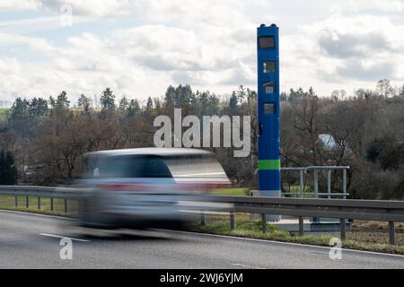 LKW-Mauterfassungsstelle auf Landstraße B8 bei Selters 13.02.24, Selters: Symbolfoto, Illustrationsbild, Symbolbild, Illustrationsfoto LKW-Mauterfassungsstelle auf Landstraße B8 bei Selters ein Bild zeigt eine blaue Stehle zur Erfassung der LKW-Maut auf der Landstraße B8 bei Selters. Autos fahren an der Mautstelle vorbei, die aufgrund Ihrer Erscheinung häufig mit einem festen Blitzer zur Geschwindigkeitsüberwachung verwechselt wird. Die Szene vermittelt einen Einblick in die alltägliche Verkehrssituation und die technischen Einrichtungen zur Mauterfassung auf deutschen Straßen Selters Hessen G Stockfoto