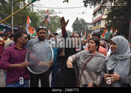 Der Indische Nationalkongress organisiert einen protestmarsch vom Subodh Mullick Square zum Polizeipräsidium von Kalkutta in Lalbazar, in dem vermeintliche Unruhen und Vergewaltigungen von Frauen in Sandeshkhali, Sundarbans, sowie vermeintliche Misserfolge der Polizeiverwaltungen verurteilt werden. Die Partei fordert vehement die Verhaftung von Shaik Shajahan, einem Vorsitzenden des Trinamool-Kongresses, und anderen TMC-Mitgliedern, die an den Vorfällen beteiligt waren. Während auf den Straßen Widerhall von Meinungsverschiedenheiten ertönen, betonen Demonstranten die unmittelbare Notwendigkeit von Gerechtigkeit und Rechenschaftspflicht. Die Kundgebung unterstreicht das unerschütterliche Engagement des Kongresses für Sicherheit Stockfoto