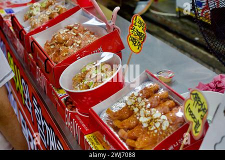 Gangneung City, Südkorea - 29. Juli 2019: Das berühmte frittierte Huhn vom Gangneung Jungang Market, frisch zubereitet und ordentlich in Plast verpackt Stockfoto
