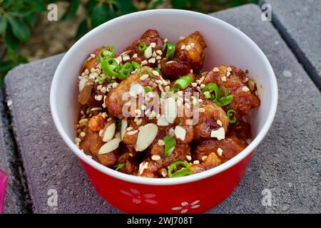 Gangneung City, Südkorea - 29. Juli 2019: Ein Eimer mit dem berühmten gebratenen Huhn vom Gangneung Jungang Market, perfekt gewürzt und garniert Stockfoto