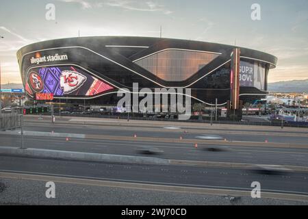 Las Vegas, Nevada, USA. Februar 2024. Der mit Spannung erwartete Showdown in Las Vegas übertraf den bisher meistgesehenen Super Bowl in der Geschichte, ein Rekord, der erst letztes Jahr aufgestellt wurde, als die Chiefs in der zweiten Hälfte ein Comeback feierten, um die Philadelphia Eagles vor 115 Millionen Zuschauern zu besiegen. Das Publikum für den Super Bowl LVIII war so groß, dass es sich der am häufigsten gesehenen Fernsehsendung 1969 näherte, als schätzungsweise 125 bis 150 Millionen Zuschauer die Mondlandung Apollo 11 sahen. Das Spiel, das auf CBS und der Paramount-Streaming-Plattform ausgestrahlt wurde, wurde ebenfalls in Spa simultan gecastet Stockfoto