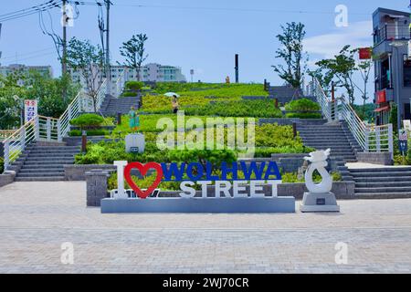 Gangneung City, Südkorea - 29. Juli 2019: Am Ende der Wolhwa Street, eine Treppe flankiert von üppigen grünen Landschaftsgärten und mit einem Schild, das Stockfoto