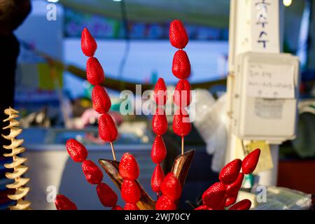 Gangneung City, Südkorea - 29. Juli 2019: Eine köstliche Portion Erdbeere Tanghulu mit roten Erdbeeren, glasiert in gehärtetem Zuckersirup auf A Stockfoto