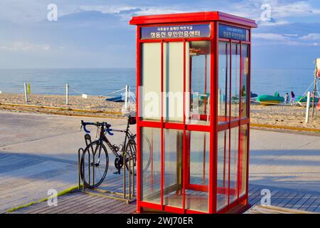 Gangneung City, Südkorea - 29. Juli 2019: Blick vom Fahrradzertifizierungszentrum aus zeigt ein geparktes Fahrrad mit der bezaubernden Landschaft von J Stockfoto