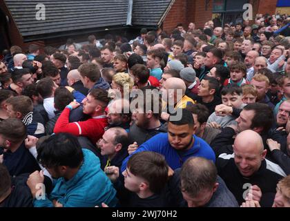 Der Ball verschwindet während des Royal Shrovetide Football Matches, das seit 1667 zwischen den Dorfbewohnern von Ashbourne in Derbyshire ausgetragen wird. Die eine Seite wird als Upards und die andere als Downards bezeichnet. Jedes Team versucht, den Ball zurück zu seinem eigenen Tor zu tragen, um zu schießen. Der Bildnachweis sollte lauten: Cameron Smith/Sportimage Credit: Sportimage Ltd/Alamy Live News Stockfoto