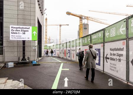 Baustelle Stuttgart 21, ein neuer Hauptbahnhof für Stuttgart. Während der Bauarbeiten müssen Bahnreisende weite Umwege in Kauf nehmen. // 11.02.2024: Stuttgart, Baden-Württemberg, Deutschland, Europa *** Stuttgart 21 Baustelle, ein neuer Hauptbahnhof für Stuttgart während der Bauarbeiten müssen Bahnreisende lange Umwege ertragen 11 02 2024 Stuttgart, Baden Württemberg, Deutschland, Europa Stockfoto