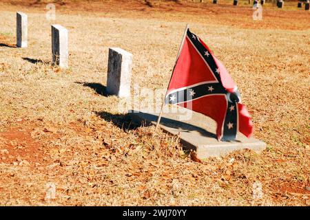 Eine kleine Flagge der Konföderierten wird am Grab eines Soldaten aus dem Süden des Amerikanischen Bürgerkriegs angebracht Stockfoto