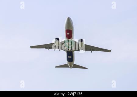 Die Boeing 737-800 startet am Flughafen Rotterdam, der von Transavia betrieben wird. Stockfoto