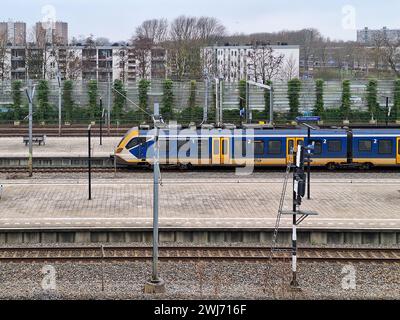 SNG Sprinter Zug auf der Eisenbahnstrecke in Rotterdam Lombardijen Stockfoto
