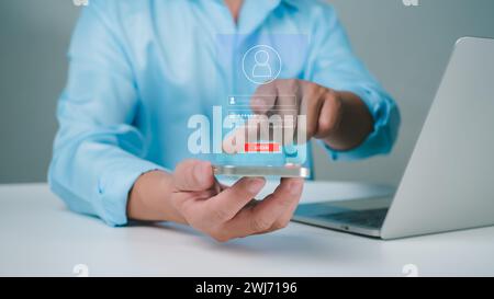 Cybersicherheit und Passwort-Login-Konzept, Geschäftsmann verwendet Smartphone und Eingabe von Benutzername und Passwort des Datennetzwerks, Online-Datenschutz-Konc Stockfoto