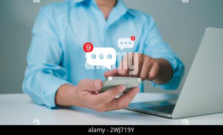 Mann, der Smartphone verwendet, um Live-Chat-Chats über Anwendungskommunikation, digitales Web und soziales Netzwerk zu schreiben. Chatbox für Social-Media-Anwendungen. Stockfoto