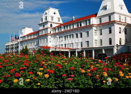 An einem Sommertag vor Wentworth by the Sea, einem großen Hotel an der Küste von Neuengland, blüht ein hübscher farbenfroher Garten Stockfoto