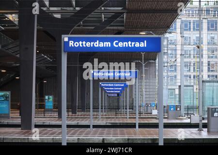 Blaue Typenschilder auf dem Bahnsteig des Bahnhofs Rotterdam Centraal in den Niederlanden Stockfoto