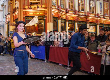 London, Großbritannien. Februar 2024. Jährliches Pfannkuchenrennen auf dem Leadenhall Market. Das Rennen in der City of London findet heute im 15. Jahr statt und wird vom historischen Pub The Lamb aus dem 18. Jahrhundert organisiert. Quelle: Karl Black/Alamy Live News Stockfoto