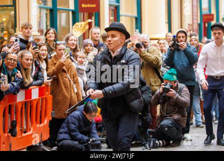 London, Großbritannien. Februar 2024. Jährliches Pfannkuchenrennen auf dem Leadenhall Market. Das Rennen in der City of London findet heute im 15. Jahr statt und wird vom historischen Pub The Lamb aus dem 18. Jahrhundert organisiert. Quelle: Karl Black/Alamy Live News Stockfoto