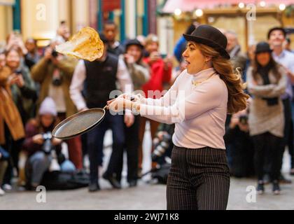 London, Großbritannien. Februar 2024. Jährliches Pfannkuchenrennen auf dem Leadenhall Market. Das Rennen in der City of London findet heute im 15. Jahr statt und wird vom historischen Pub The Lamb aus dem 18. Jahrhundert organisiert. Quelle: Karl Black/Alamy Live News Stockfoto