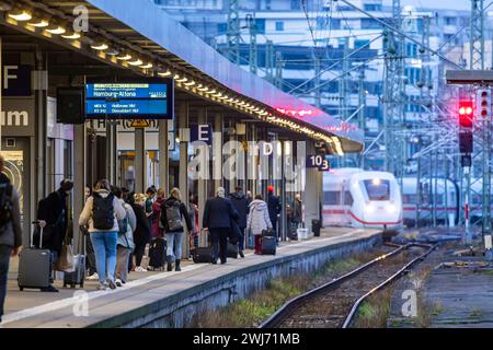 Hauptbahnhof Stuttgart mit einfahrendem ICE, Bahnsteig mit Fahrgästen, Signalanlage am Abend // 11.02.2024: Stuttgart, Baden-Württemberg, Deutschland, Europa *** Stuttgart Hauptbahnhof mit ankommendem ICE, Bahnsteig mit Fahrgästen, Signalanlage am Abend 11 02 2024 Stuttgart, Baden Württemberg, Deutschland, Europa Stockfoto